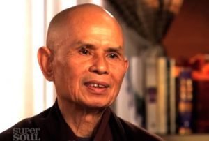 Os 4 mantras de Thich Nhat Hanh para agir com amor e presença nos relacionamentos